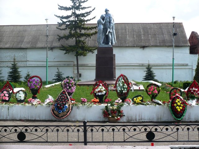 01 памятник Комсомольский сквер (1)